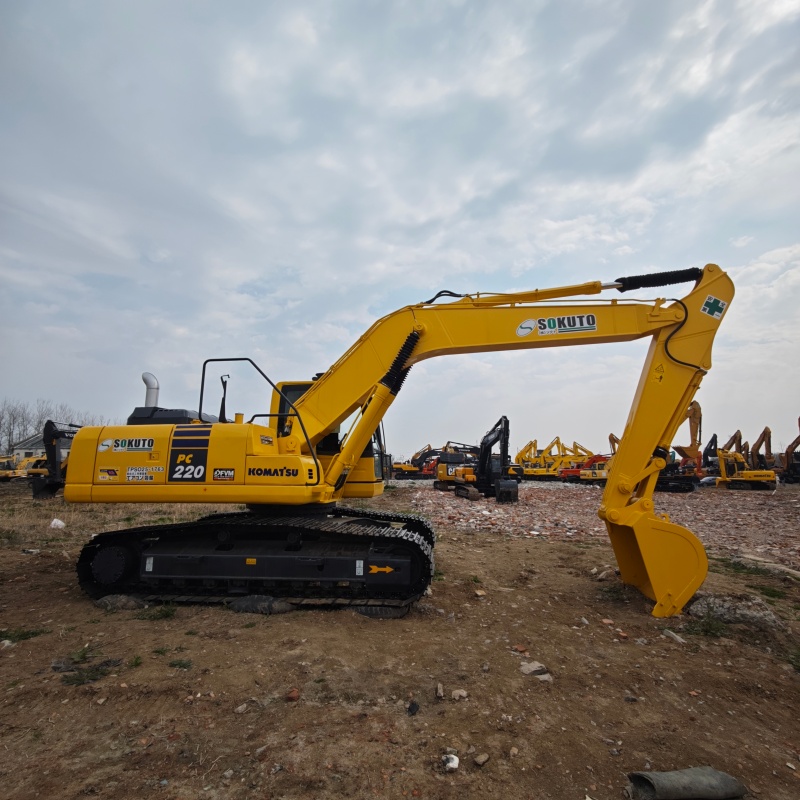 Komatsu 220-8 image 2