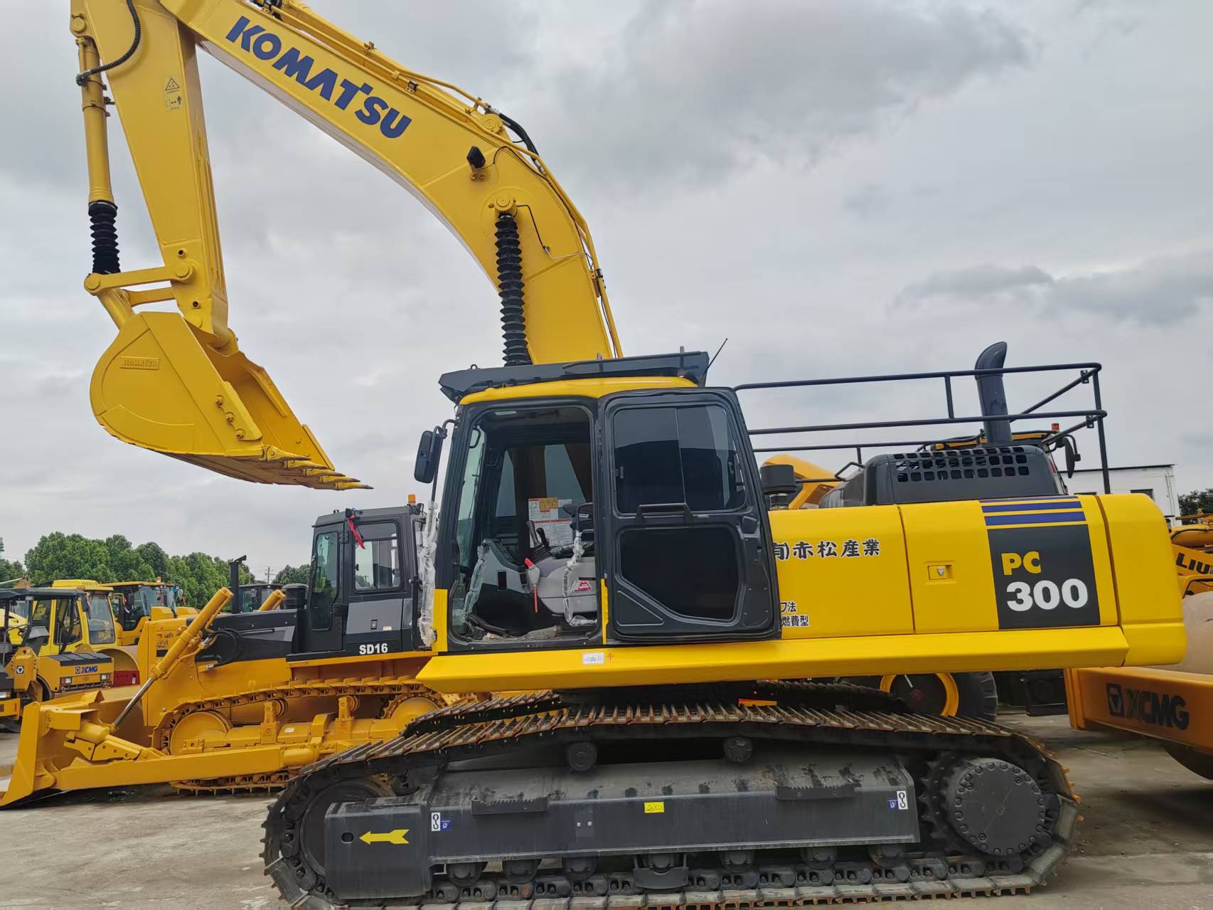 Komatsu 300-8 image 2