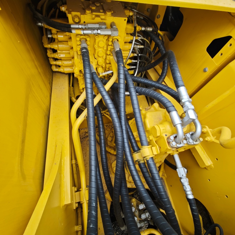 Komatsu 220-8 image 11