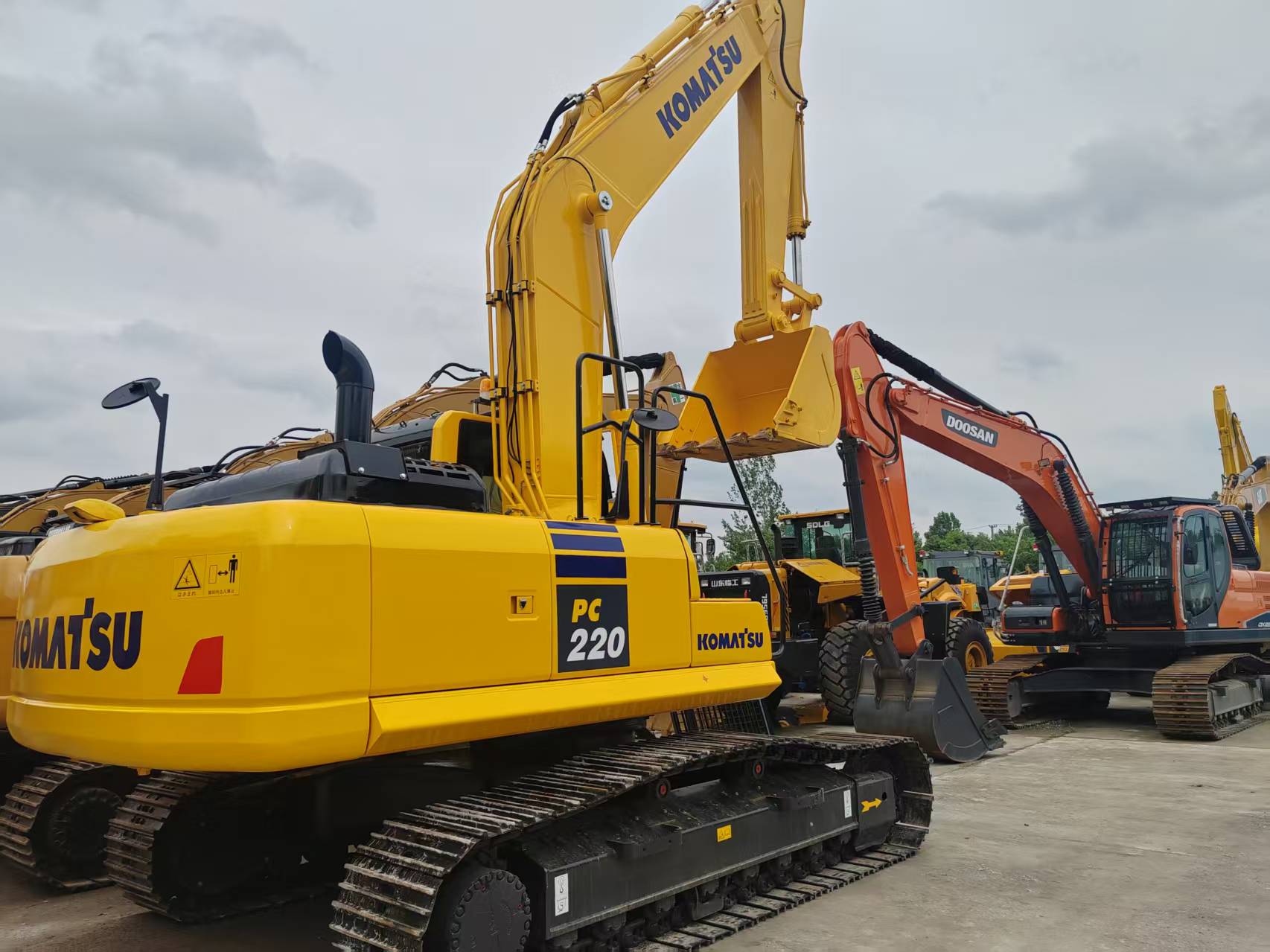 Komatsu 200-8 2 image 3