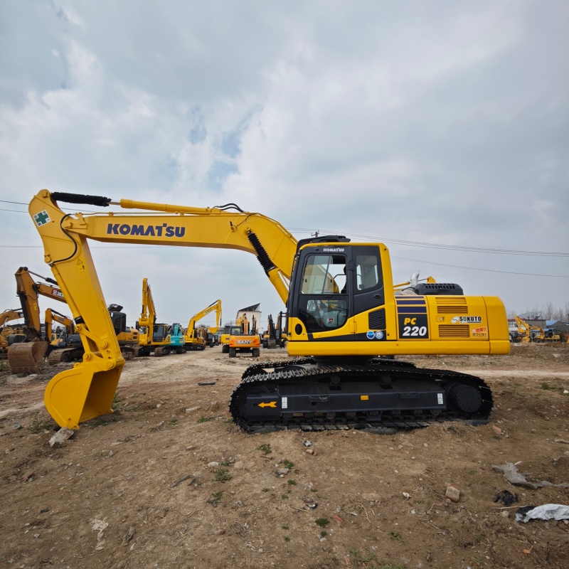 Komatsu 220-8 image 3