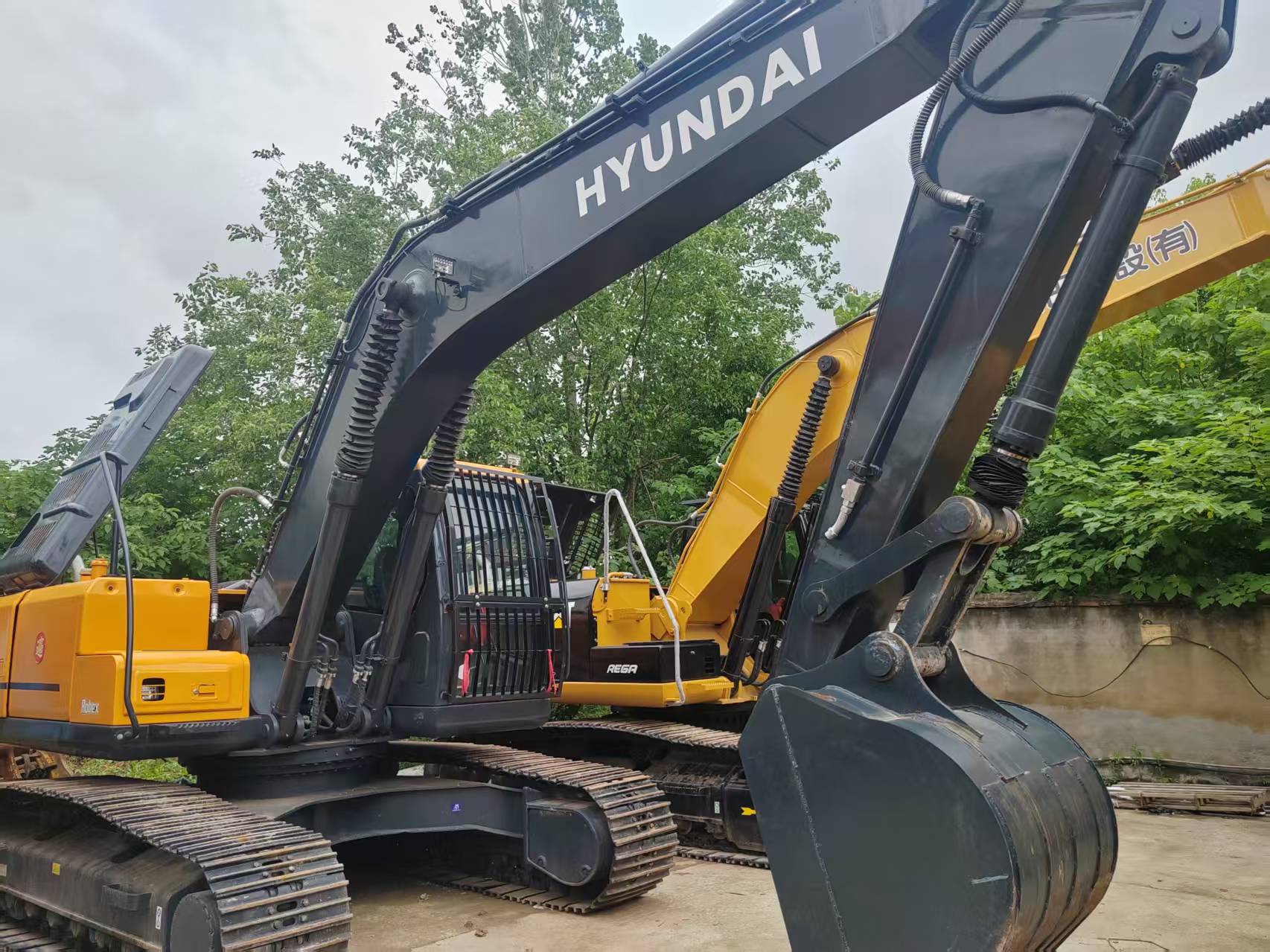 Hyundai 220 image 3