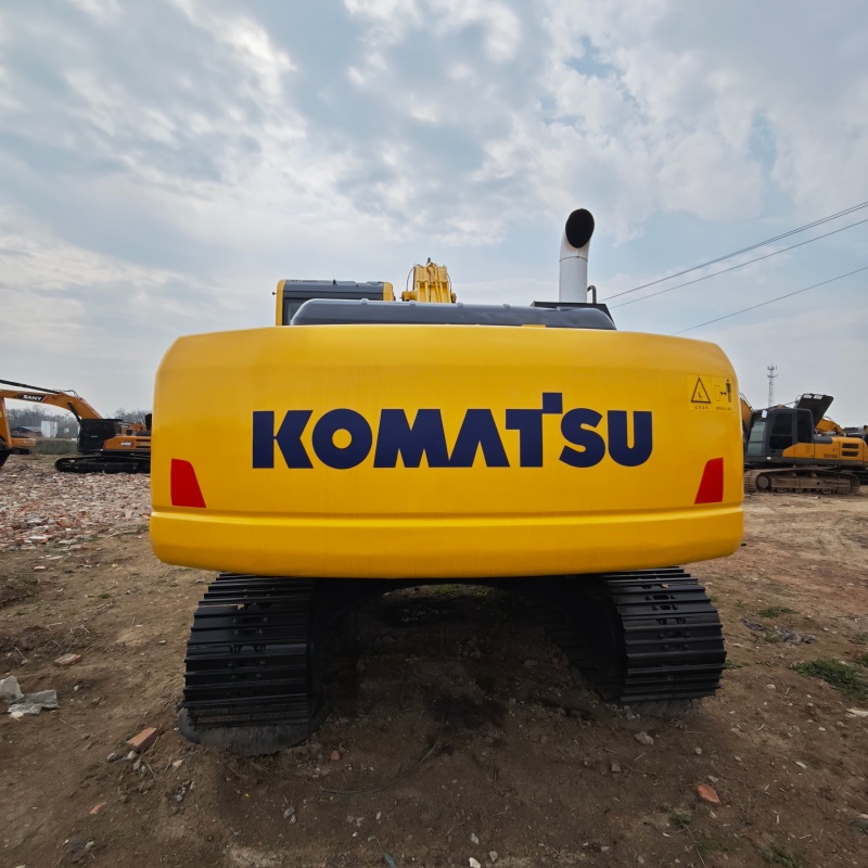 Komatsu 220-8 image 4