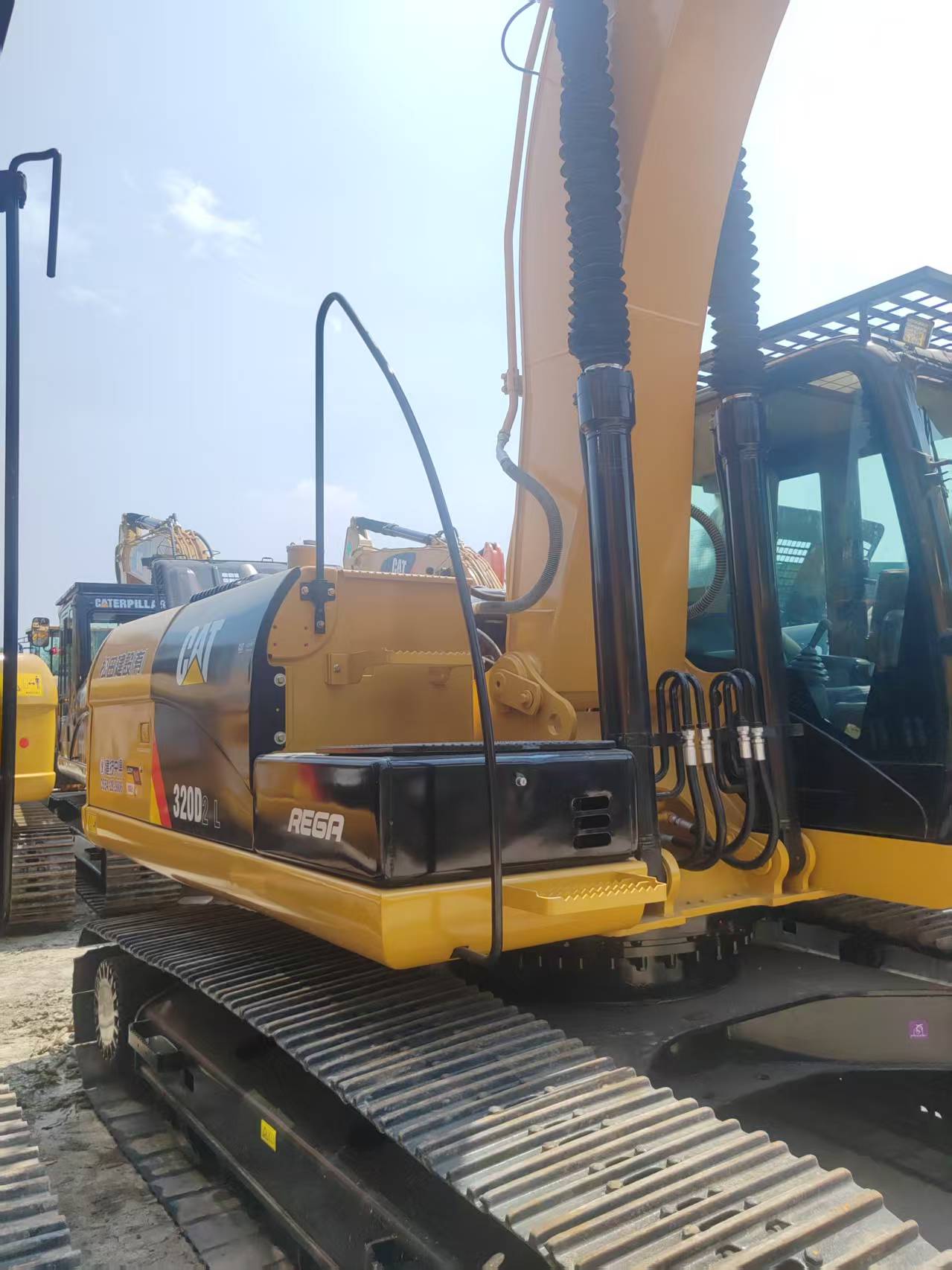 Caterpillar 320D2L image 4