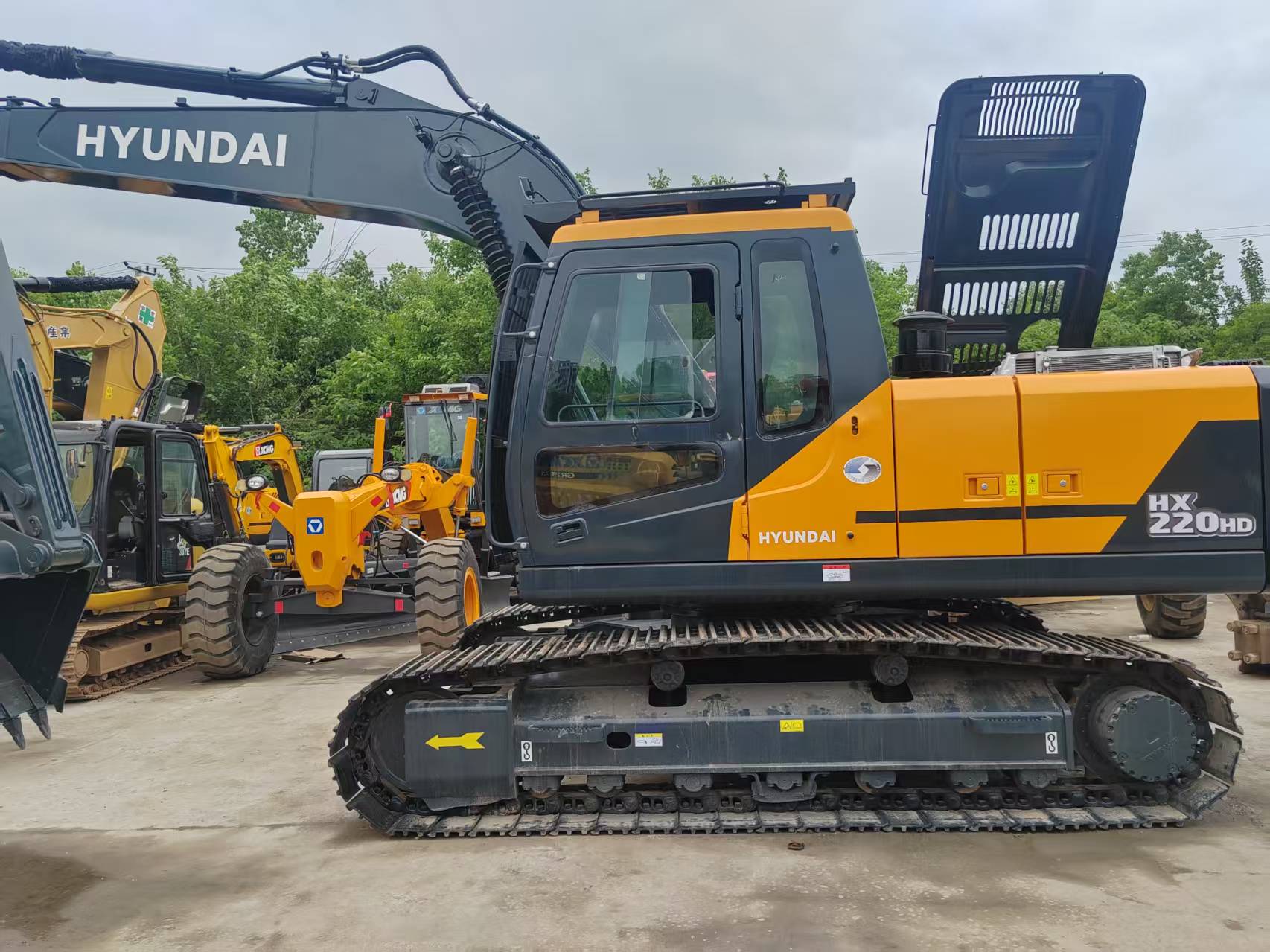 Hyundai 220 image 4
