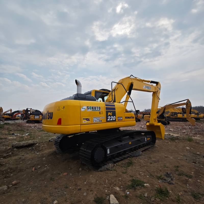 Komatsu 220-8 image 5