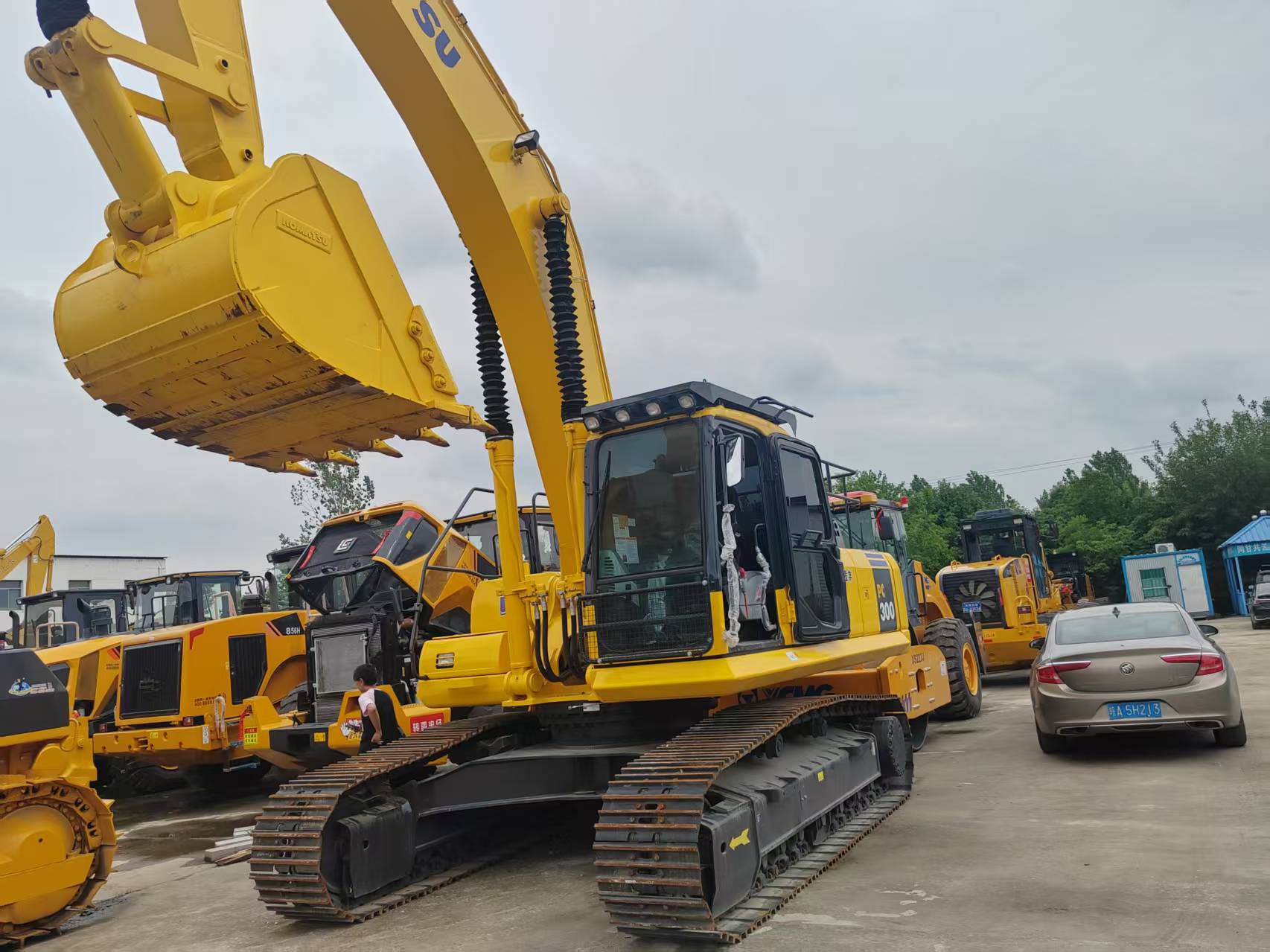 Komatsu 300-8 image 5