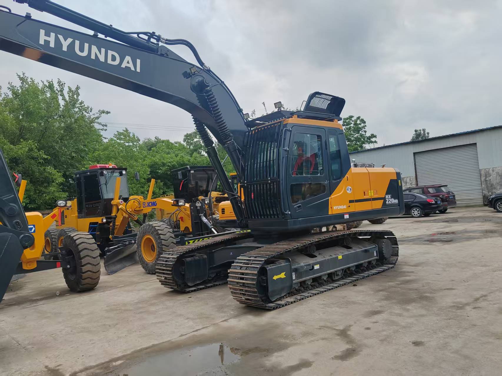 Hyundai 220 image 5