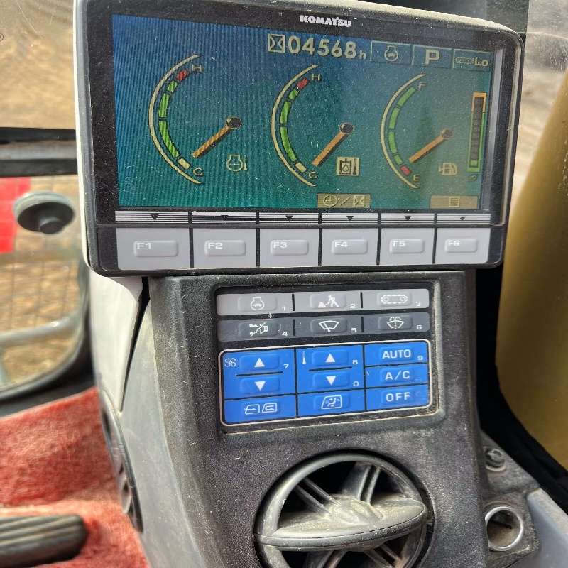 Komatsu 220 Authentic image 6
