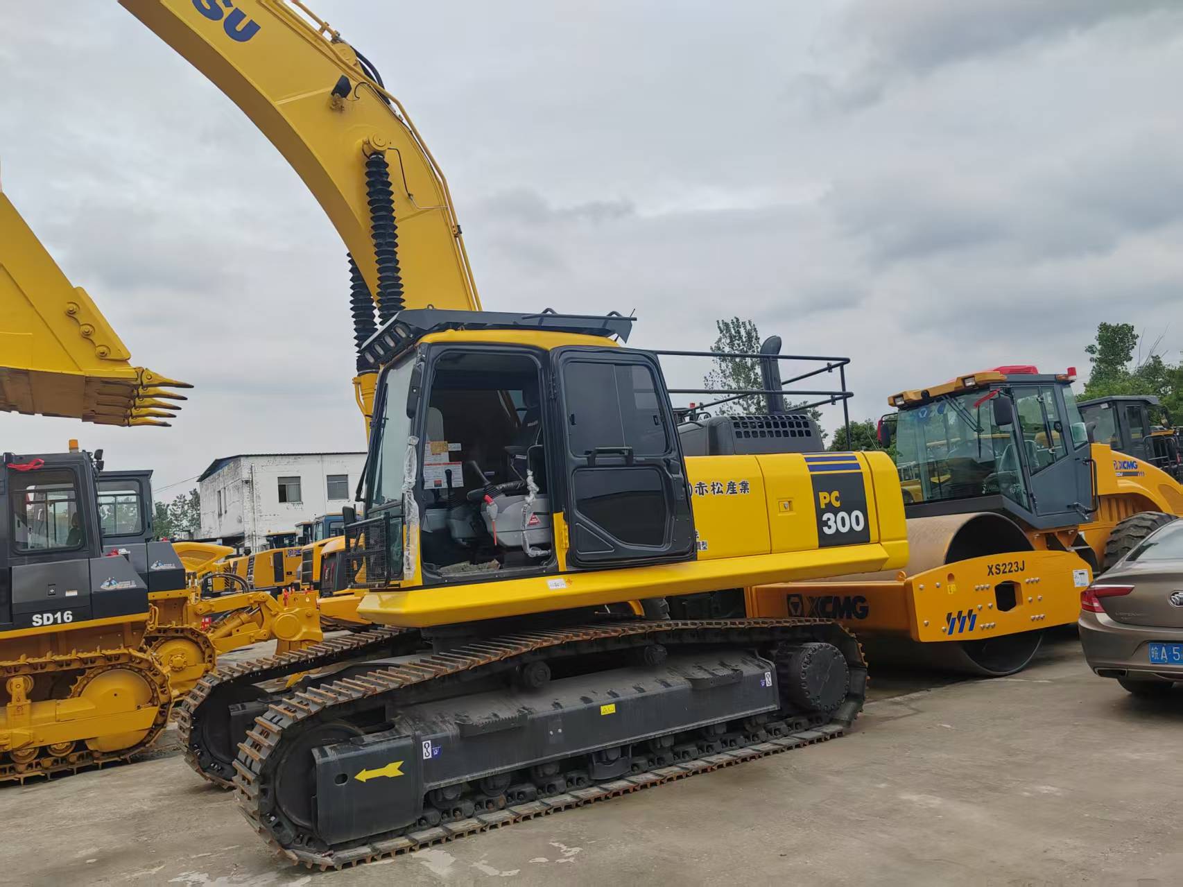 Komatsu 300-8 image 6