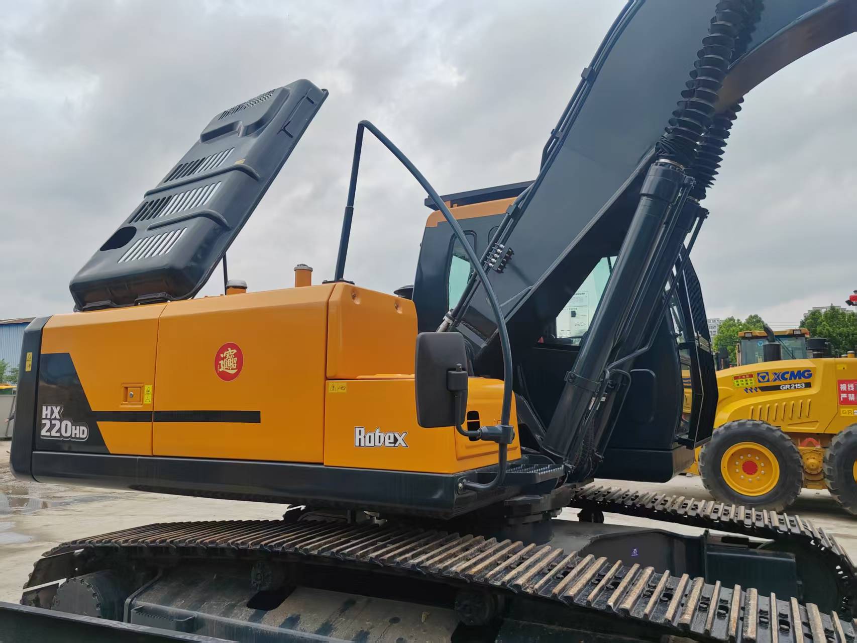 Hyundai 220 image 6