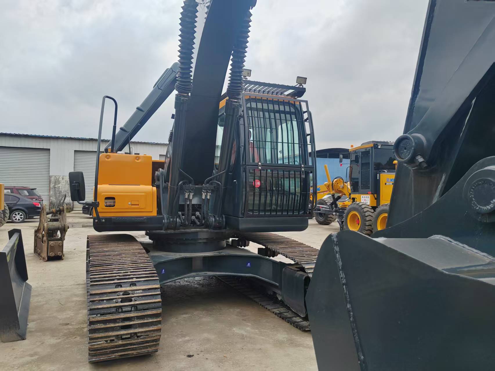 Hyundai 220 image 7