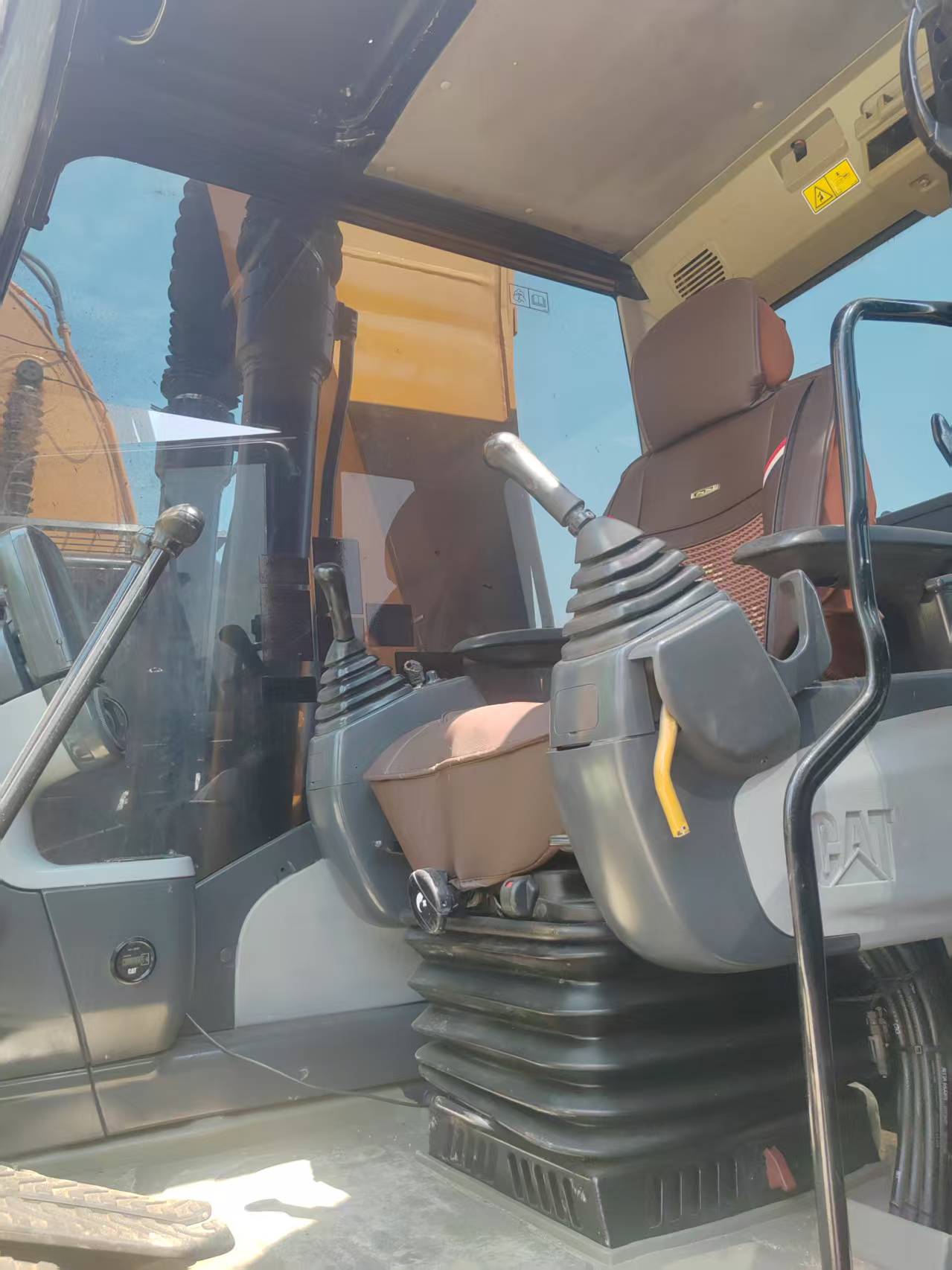 Caterpillar 320D2L image 7