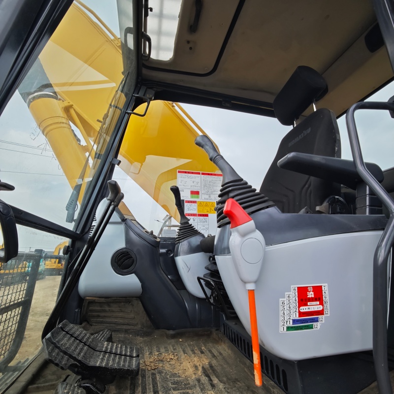 Komatsu 220-8 image 8