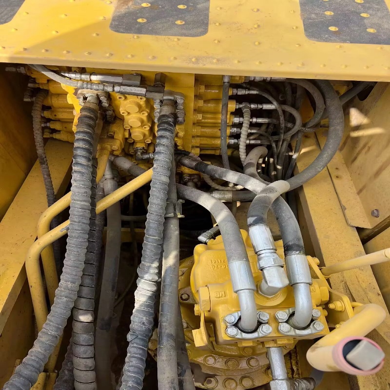 Komatsu 220 Authentic image 8