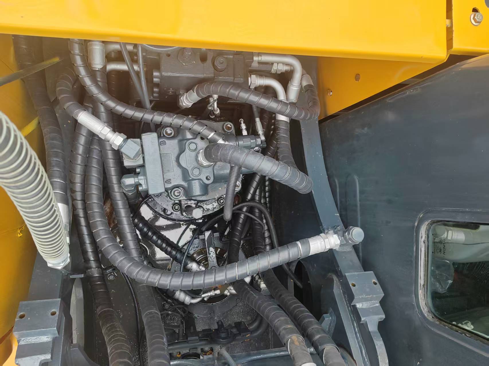 Hyundai 220 image 9