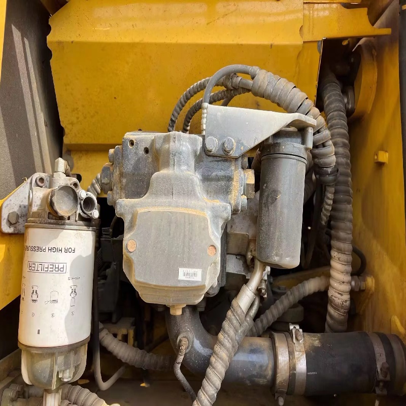 Komatsu 220 Authentic image 9