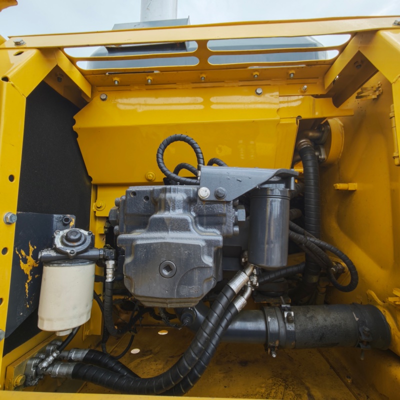 Komatsu 220-8 image 10
