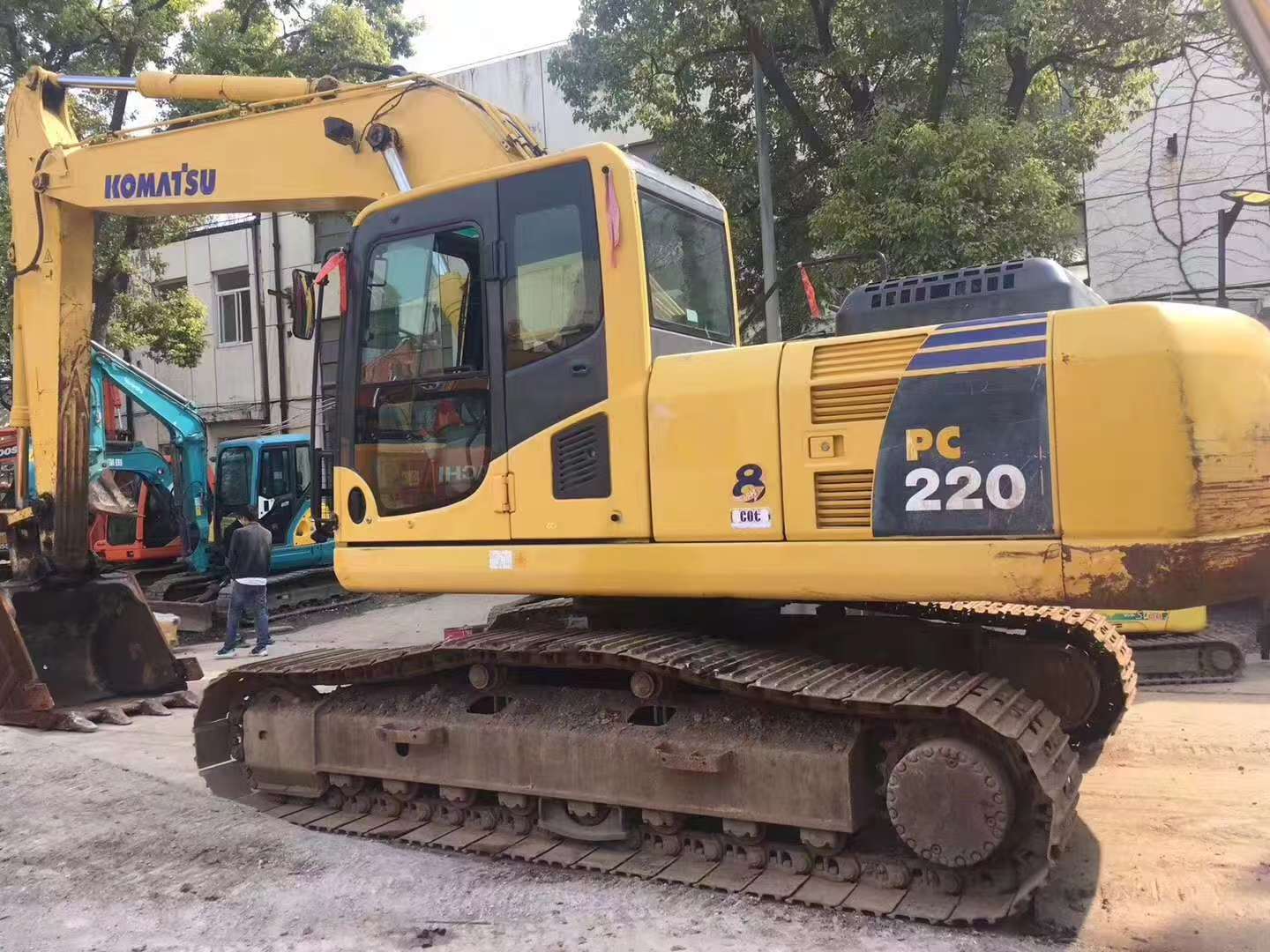 Komatsu 220-8 image 12