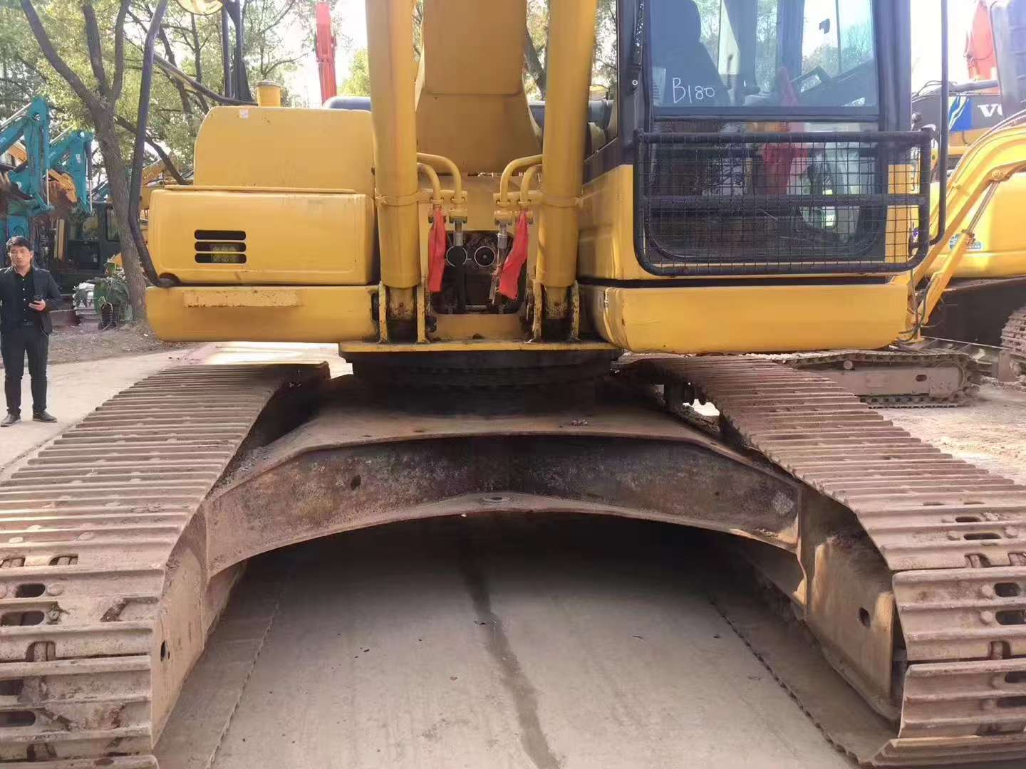 Komatsu 220-8 image 13