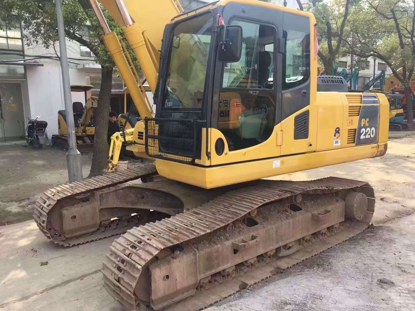 Komatsu 220-8 image 14