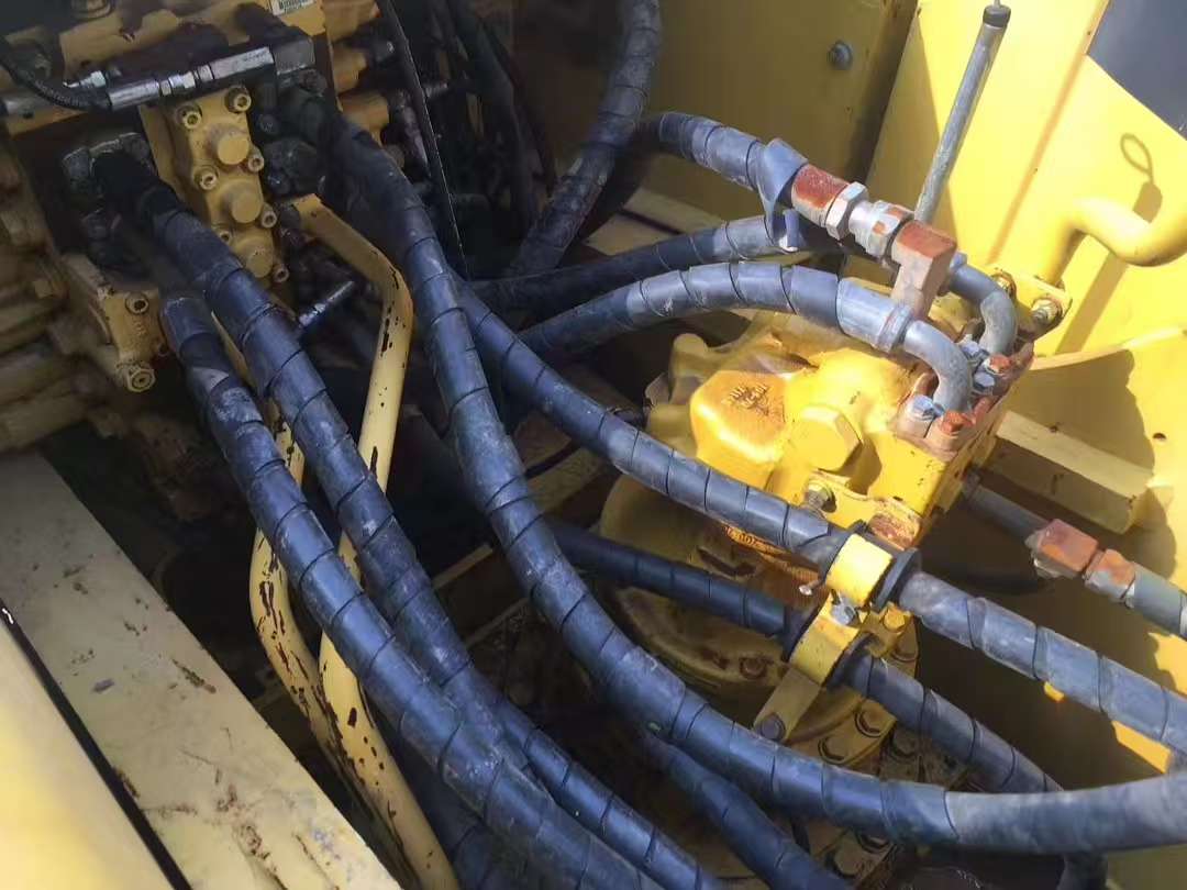 Komatsu 220-8 image 15