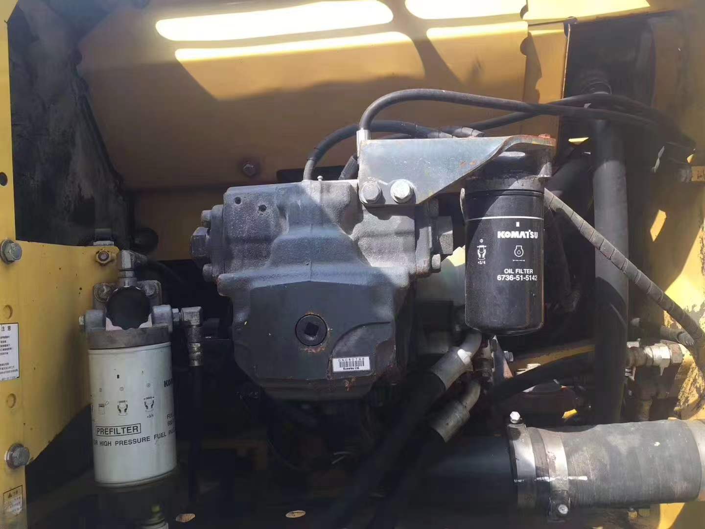 Komatsu 220-8 image 16