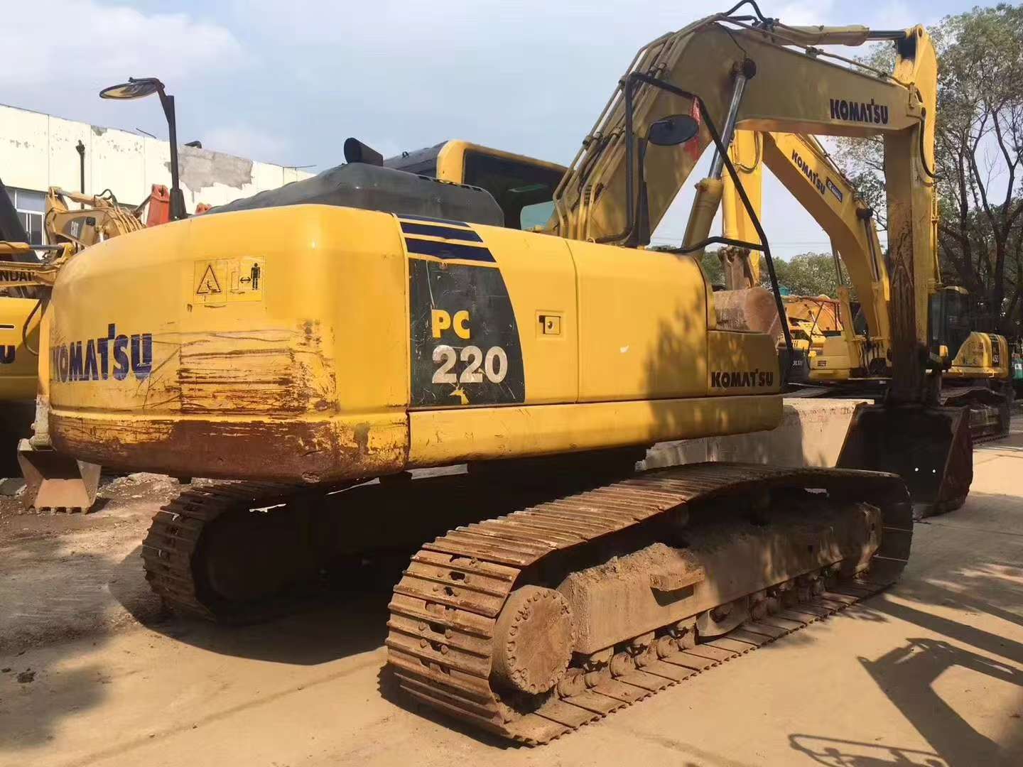 Komatsu 220-8 image 18