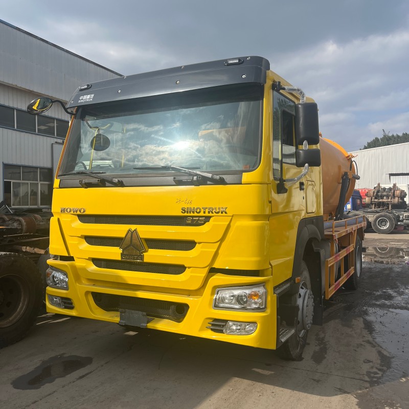 HOWO 4×2 Sewage Suction Truck image 2