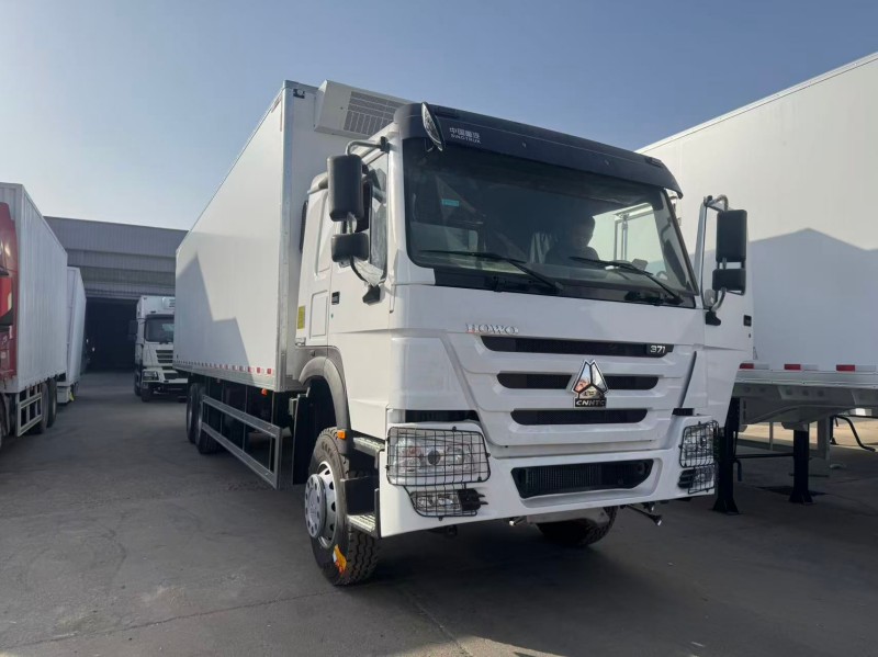 Sinotruk HOWO 6×4 Van Truck in White image 2
