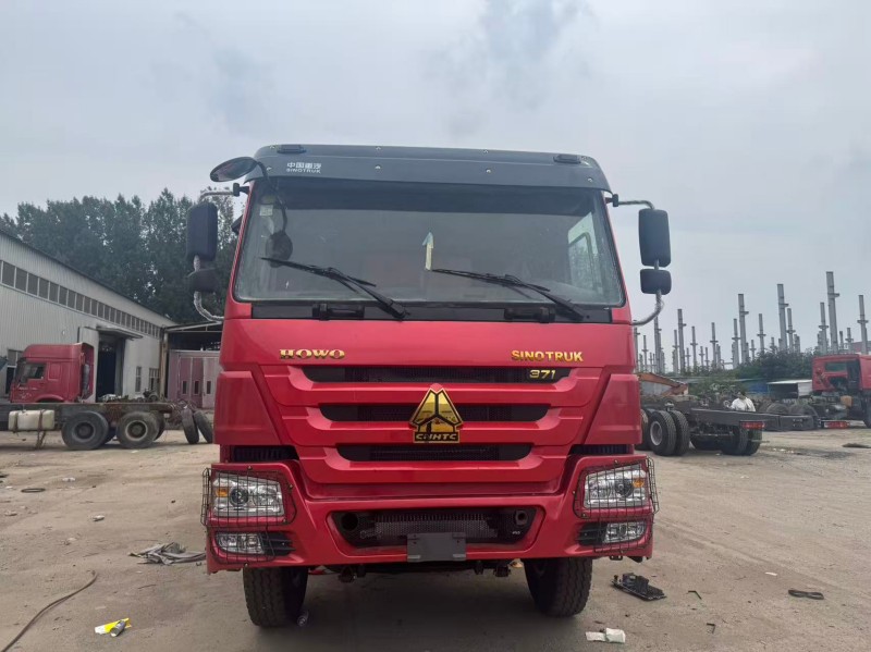 Sinotruk HOWO 6×4 Dump Truck in Red image 2