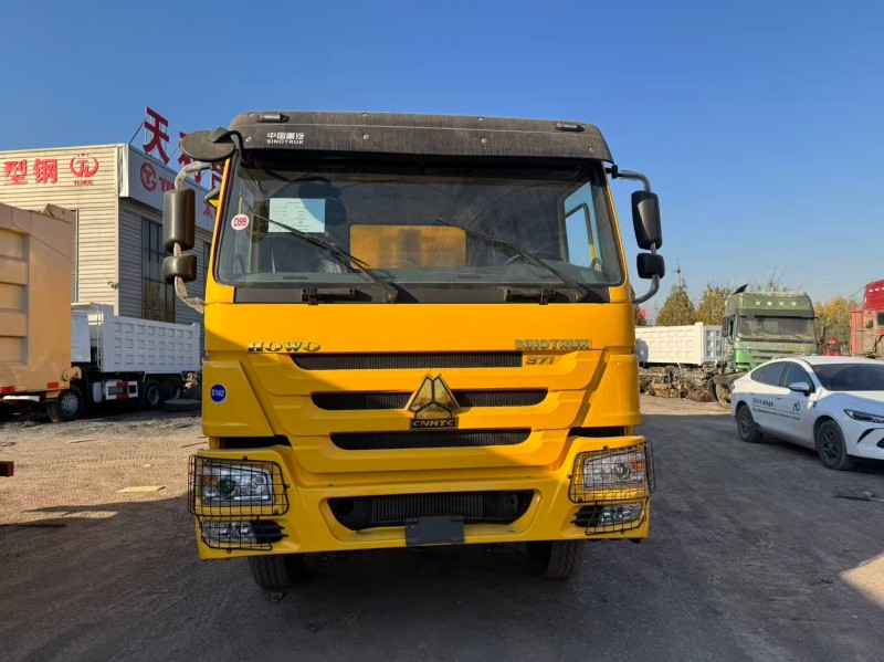 Sinotruk HOWO 6×4 Dump Truck in Yellow image 2