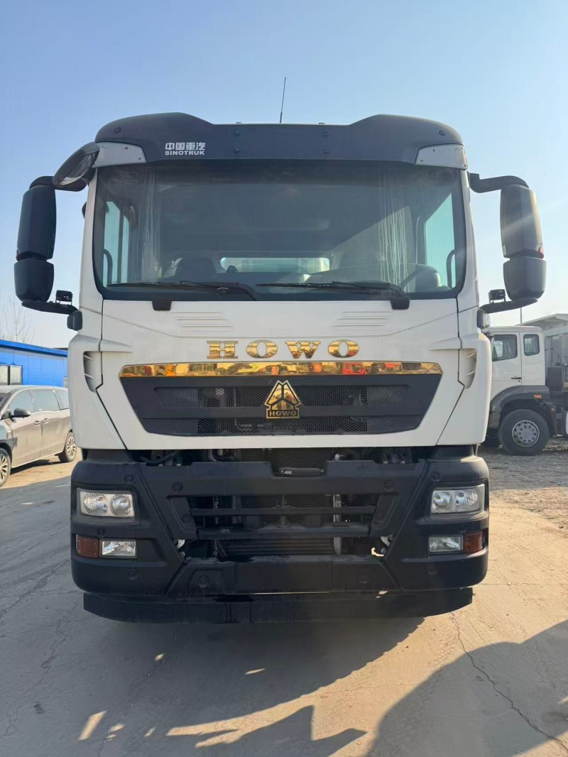 Sinotruk HOWO TX 8×4 Mixer Truck image 2