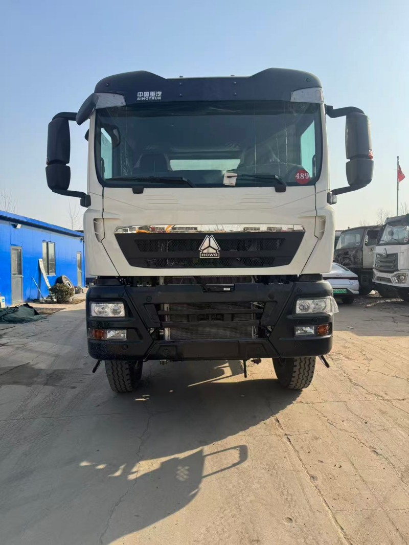 Sinotruk HOWO TX 6×4 Oil Tanker Truck image 2