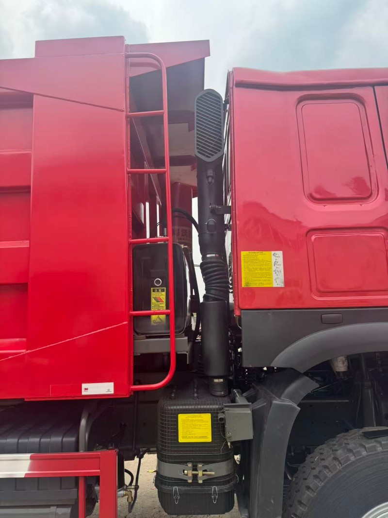 Sinotruk HOWO 6×4 Dump Truck in Red image 11