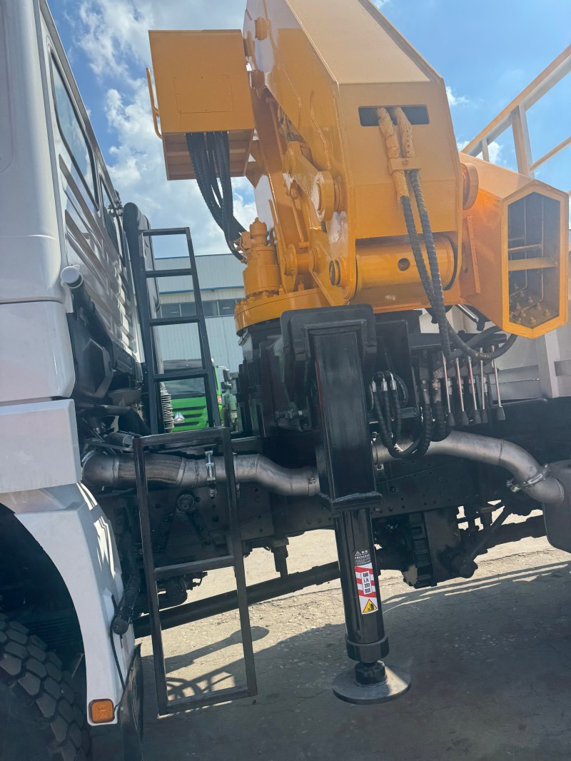 Shacman F3000 6×4 Truck-Mounted Crane image 11