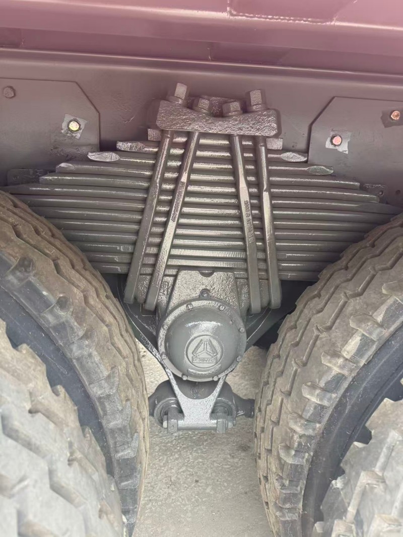 Sinotruk HOWO 6×4 Dump Truck in Red image 12