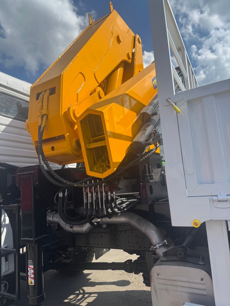 Shacman F3000 6×4 Truck-Mounted Crane image 12