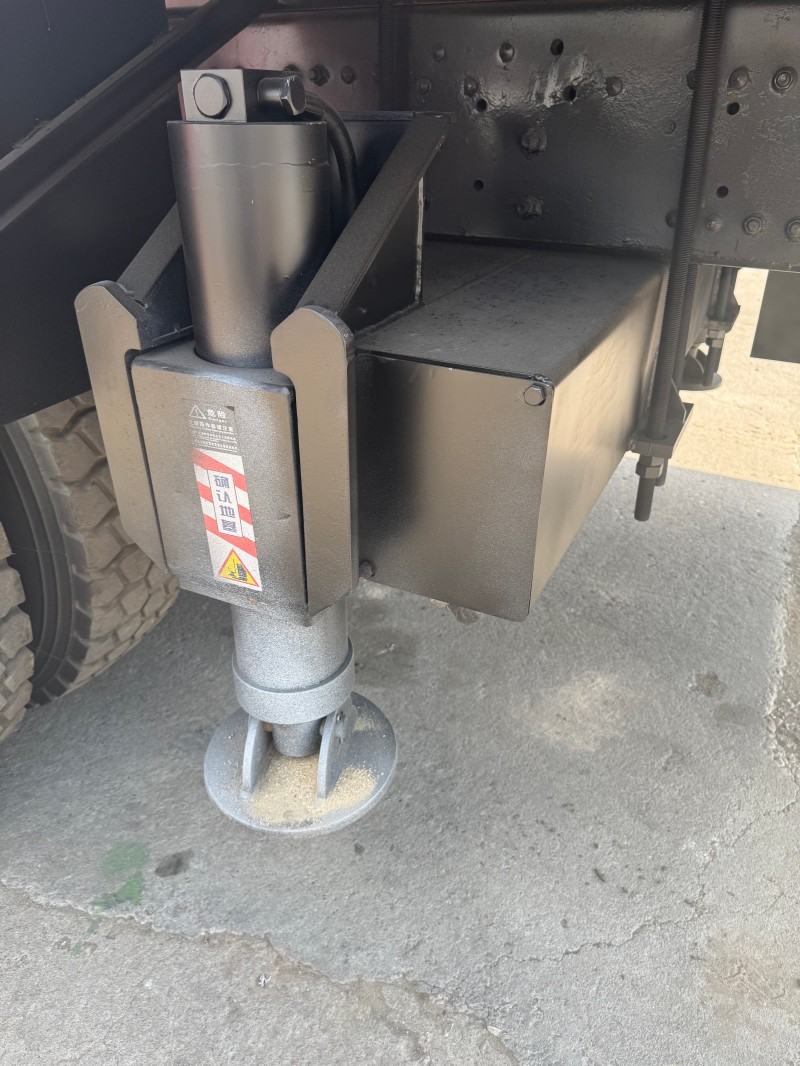 Shacman F3000 6×4 Truck-Mounted Crane image 13