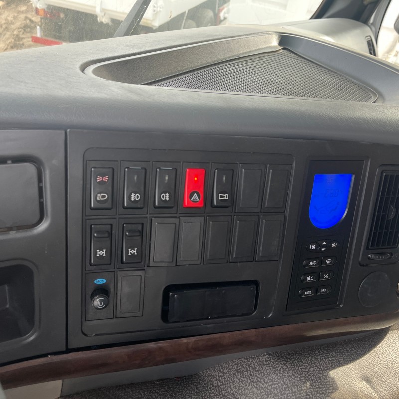 Sinotruk HOWO 6×4 Dump Truck with 13R22.5 Tires image 13