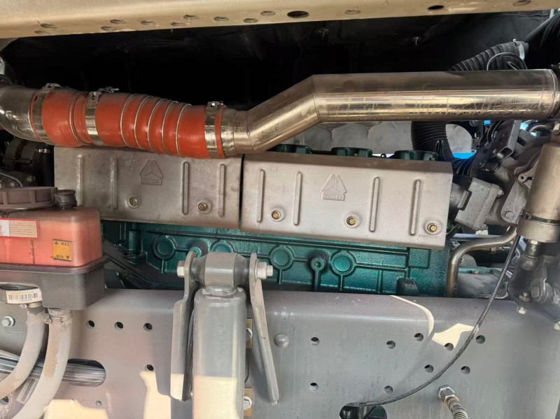 Sinotruk HOWO TX 6×4 Oil Tanker Truck image 13