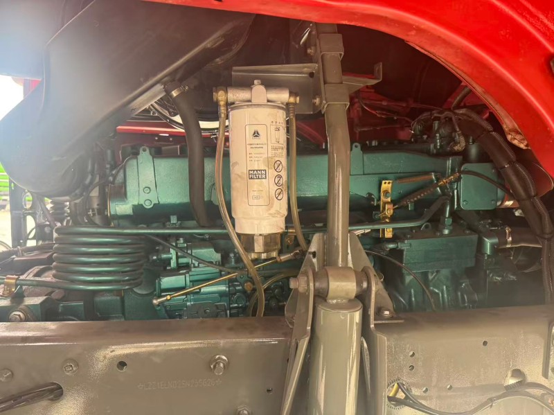Sinotruk HOWO 6×4 Dump Truck in Red image 14