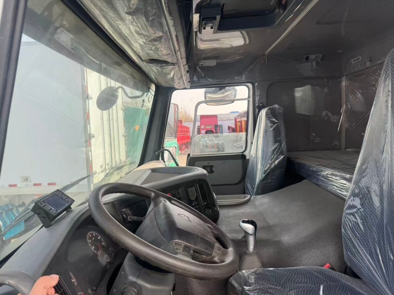 Sinotruk HOWO 6×4 Van Truck in White image 14