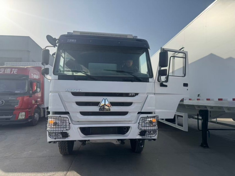 Sinotruk HOWO 6×4 Van Truck in White image 3