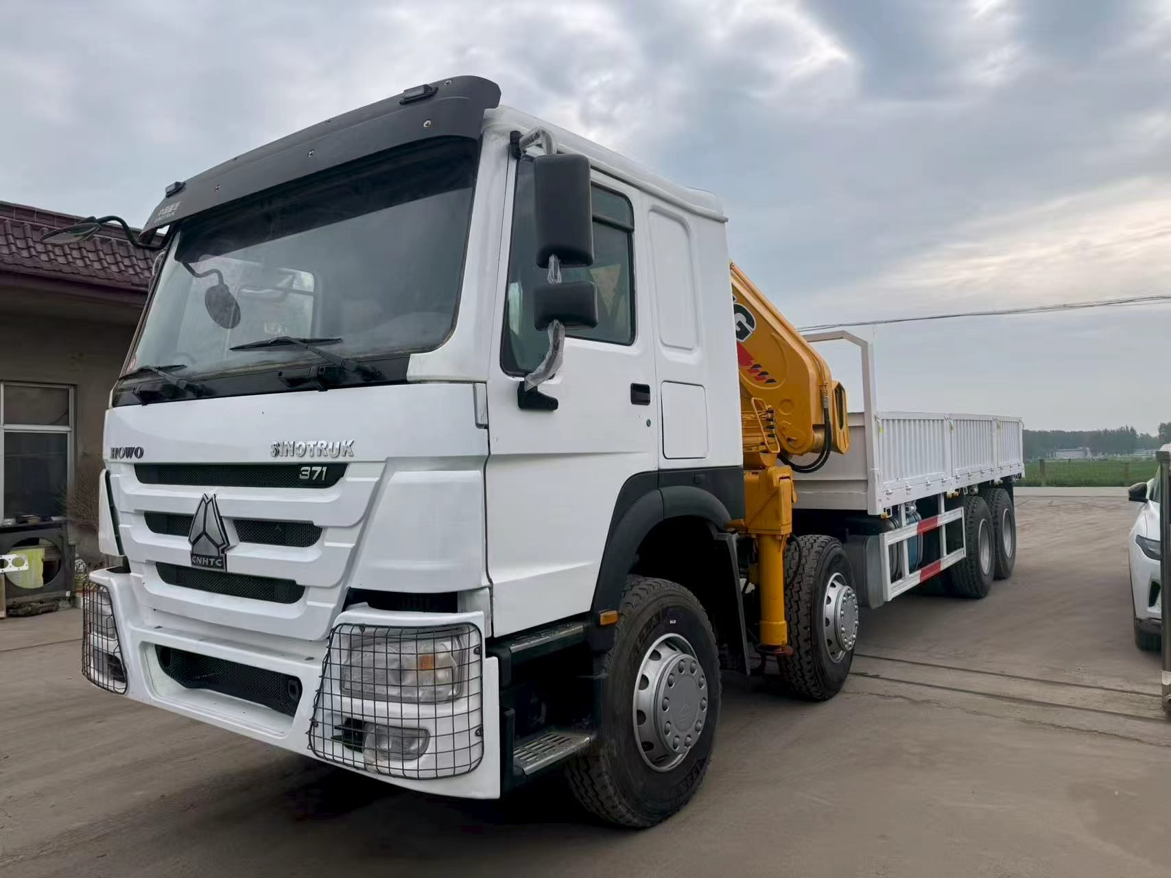 HOWO 8×4 14-ton Crane Truck image 3
