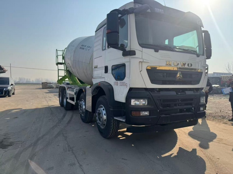 Sinotruk HOWO TX 8×4 Mixer Truck image 3