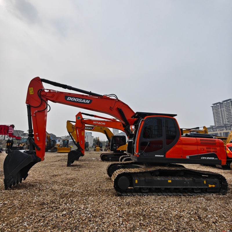 Doosan DX225 image 2