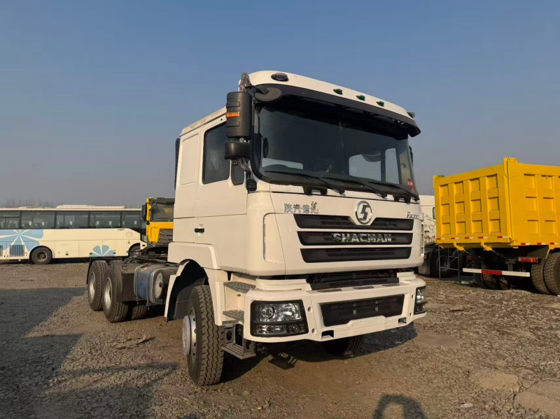 F3000 6×4 Tractor Truck in White image 3