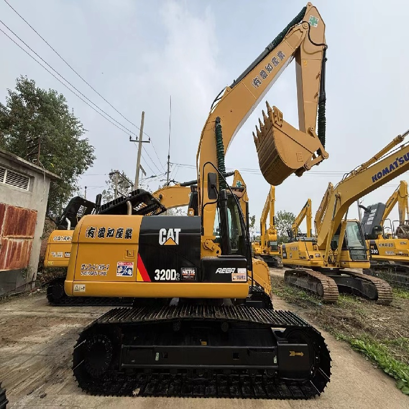 Caterpillar 320D2 image 2