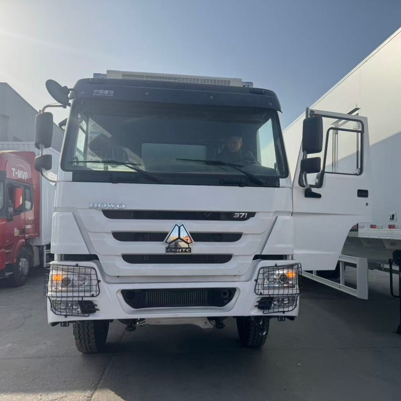 Sinotruk HOWO 6×4 Van Truck in White